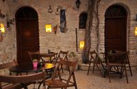 Το ξενοδοχείο Cretan Villa βρίσκεται στην Ιεράπετρα, Κρήτης καθιστώντας το ένα από τα καλύτερα μικρά οικογενειακό ξενοδοχεία για μεμονωμένους επισκέπτες που θέλουν να ανακαλύψουν τα αξιοθέατα της περιοχής.